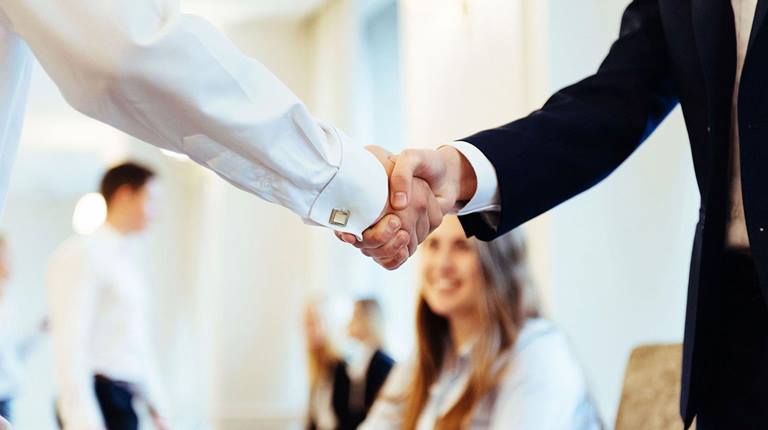 Zwei Menschen reichen sich die Hand